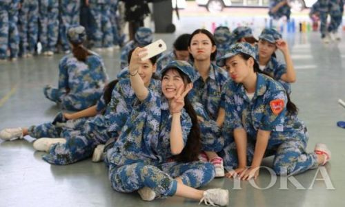 中戏上戏的妹子逆天高颜值 军训不花妆是如何做到的？