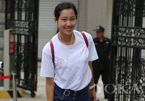 中戏上戏的妹子逆天高颜值 军训不花妆是如何做到的？