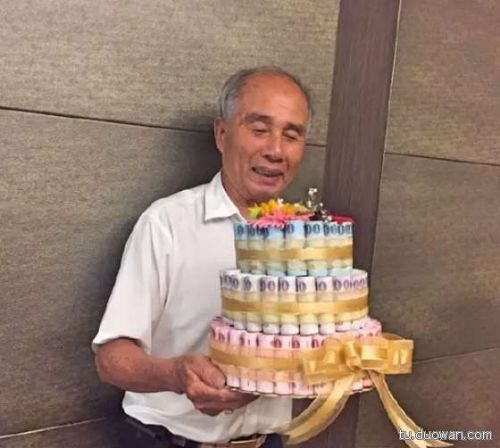 内涵图第1788期:我今年见过最神的万圣节化妆,没有之一