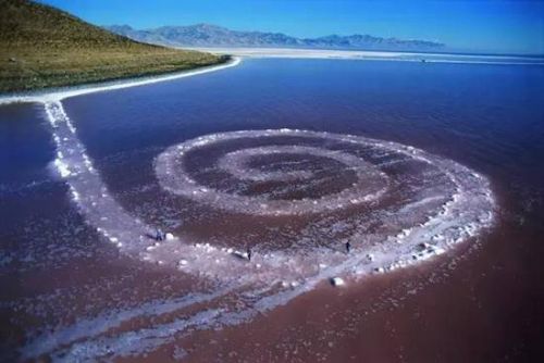 　　罗伯特·史密斯森《螺旋防波堤》（The Spiral Jetty）（1970），美国犹他州大盐湖，图片来源：纽约公共艺术基金会