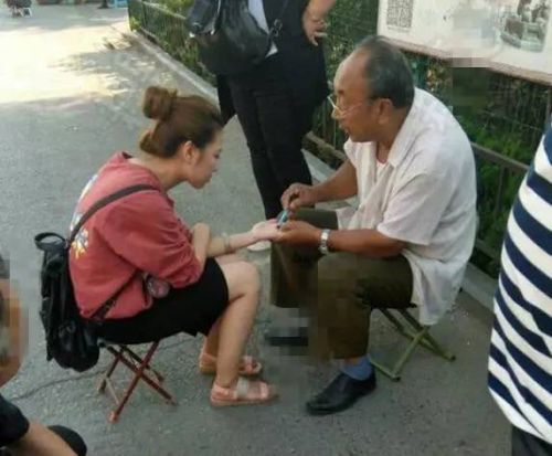 搞笑段子:公交车就是这样!