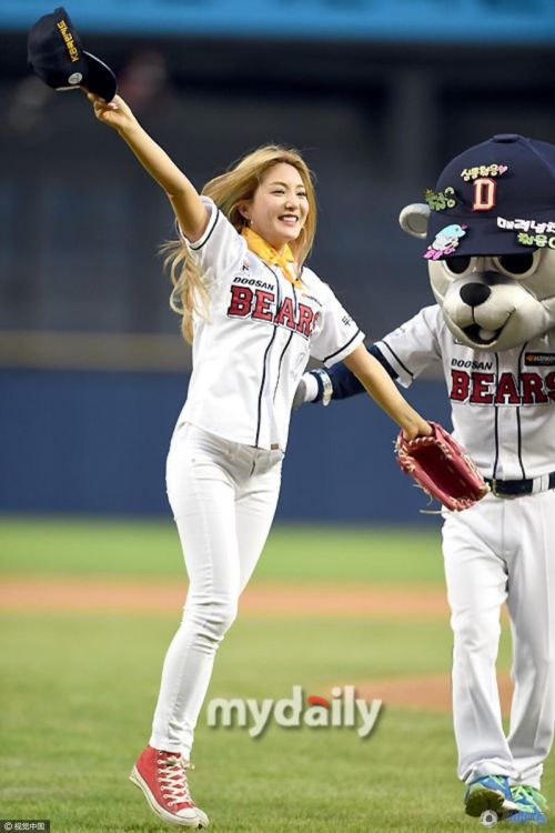 韩歌手任棒球赛开球嘉宾 好身材引惊呼