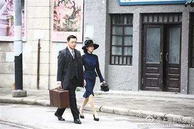 创意广告中,民国女子走在街头,被指形象来自《决战黎明》中刘诗诗的造型(图)。本版图片/网络截图