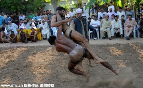 巴基斯坦举办摔角大赛 赤裸男子沙地肉搏