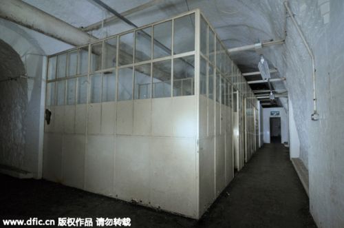 英国91岁老妇重访二战地下“影子工厂”