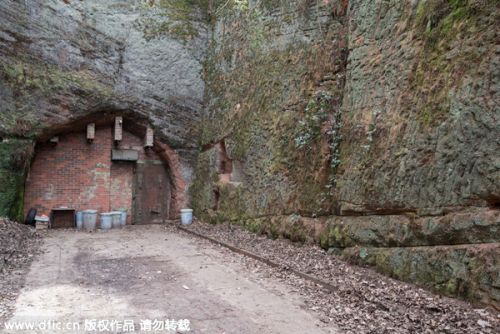 英国91岁老妇重访二战地下“影子工厂”