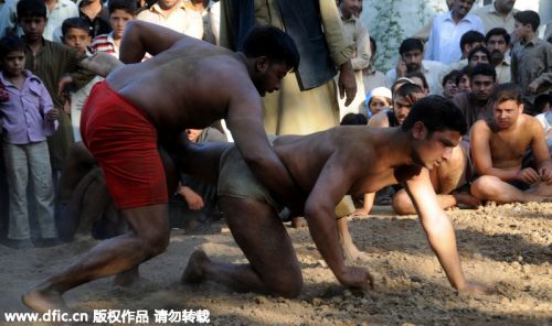 巴基斯坦举办摔角大赛 赤裸男子沙地肉搏