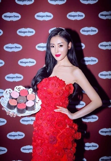 问宇宙大牌私房摄影师，少女和花比颜值谁会赢？