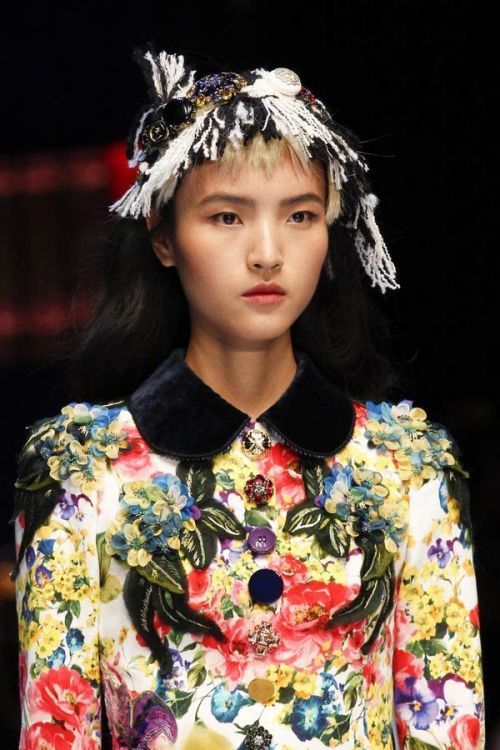 问宇宙大牌私房摄影师，少女和花比颜值谁会赢？
