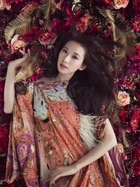 问宇宙大牌私房摄影师，少女和花比颜值谁会赢？