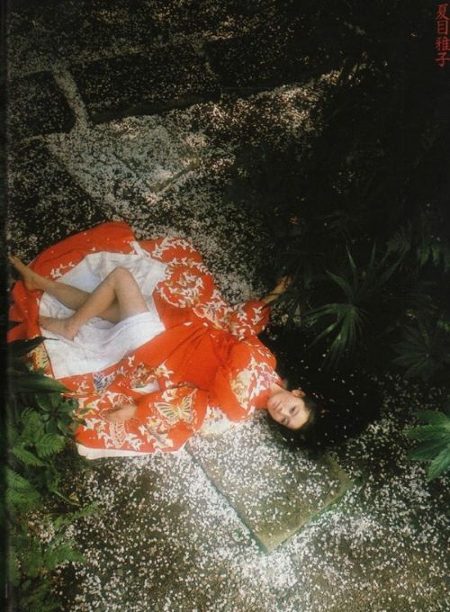 问宇宙大牌私房摄影师，少女和花比颜值谁会赢？