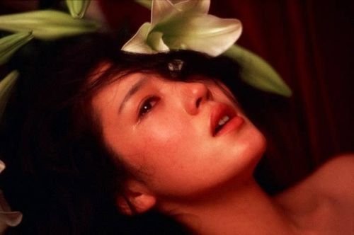 问宇宙大牌私房摄影师，少女和花比颜值谁会赢？
