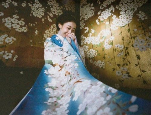 问宇宙大牌私房摄影师，少女和花比颜值谁会赢？