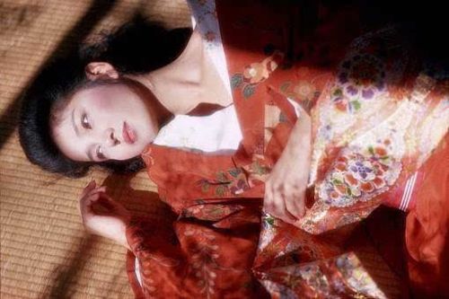 问宇宙大牌私房摄影师，少女和花比颜值谁会赢？