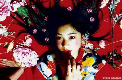 问宇宙大牌私房摄影师，少女和花比颜值谁会赢？