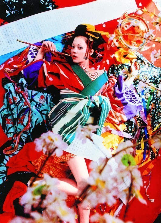问宇宙大牌私房摄影师，少女和花比颜值谁会赢？