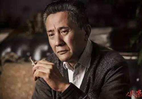 把HDboys扔到荒岛上求生 高育良最先挂孙连城超开心  《人民的名义》这部电视剧已经是彻底深入人心，用网友的话说就是，一个小小的光明区长孙连成都有粉丝，几大个性鲜明的主演就更加不用说了。看剧的观众代入感太强，替剧中的演员们组了个话题，如果把沙瑞金、李达康、高育良、祁同伟、赵东来、赵瑞龙、孙连城等HDboys扔到荒岛上求生，谁会最先挂?对此，网友分别有不同的看法。  其中得票数最高且没有分歧的答案是，最先挂的人肯定非高育良莫属。高育良虽然是这些HDboys里边最会说话还会装糊涂的人，但他输在年龄和身体上。当了多年领导的他即将到退休的年纪，在荒岛上求生的话，他绝对体力不支，不能保证自己的人身安全。  而最有可能生存下来的人反而是一向喜欢搞小团体的祁同伟。对于祁厅长这个人，网友有两种理由来支持他。一是祁同伟这个人急功近利，为了权利和官位，可以在一个自己讨厌至极却又有着深厚背景的梁璐面前下跪求婚，所以一旦被扔到荒岛上，这样一个党性不强又没什么原则的人，他为了活命肯定什么事情都能干出来!另外，祁同伟会挖地种菜，最擅长讨好别人，说不定他能在荒岛上找到金矿。  沙瑞金是汉东省的一把手，他在这个队伍里的权利也是最牛逼的，领导的架子不能少，所以他很有可能还是HDboys里的领头者，带领大家一起求生。另外，私下里的张丰毅酷爱健身，与高育良扮演者张志坚年龄差不多，但两个人的身体素质因健身而被区分开来，张丰毅的体能明显秒杀张志坚，所以就算中间有人叛变，他也能一个人生活下去。  赵东来和沙瑞金不相上下，除了官位和权利不在一条线上，在荒岛上，他应该是沙瑞金最得力的助手。看过电视剧的网友应该没有错过赵东来打拳击的那一幕吧，他身上的肌肉一看就超级结实，没有一二十年的健身经验，绝对不会有这么棒的身材。两人联手的话，不出意外是荒岛上活得最久的人。  达康书记的年龄也不占优势了，网友打趣道，把全部精力献给工作的他一到荒岛上可能会闹出笑话，首先是霸占山头，然后就是考察情况，先修路后建旅游景点，最后成为荒岛一霸。  赵瑞龙是个公子哥，基本上一辈子都没怎么做过苦力，全身上下散发着一种养尊处优的纨绔子弟气息，所以最不能适应环境的人或许就是赵瑞龙。但这个人头脑灵活点子多，和祁同伟是一路人，在荒岛上搭个伙求生存也是有可能的。  最诗意的就是孙连城了，心怀宇宙的他被扔到黄岛后或许很开心，毕竟他能在一个尚未开发过的地方遥望浩瀚无垠的宇宙了!