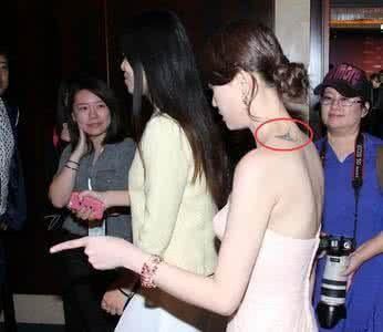 陈乔恩小姐姐秀裸背 意外曝光奇异纹身 看上去像镰刀