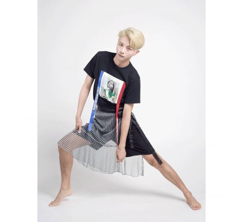 我模仿超模拍照，结果进了医院…