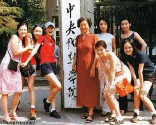 22岁的袁泉，甩了高圆圆18条街？