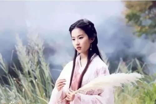 她有不食人间烟火的美 却长了一颗偏爱烟火的心