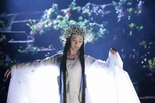 她有不食人间烟火的美 却长了一颗偏爱烟火的心