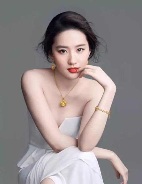 她有不食人间烟火的美 却长了一颗偏爱烟火的心