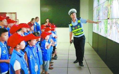 湖南省小学生进警营学安全