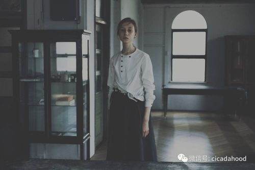 为什么女式衬衫的纽扣在左边？方便你解开！